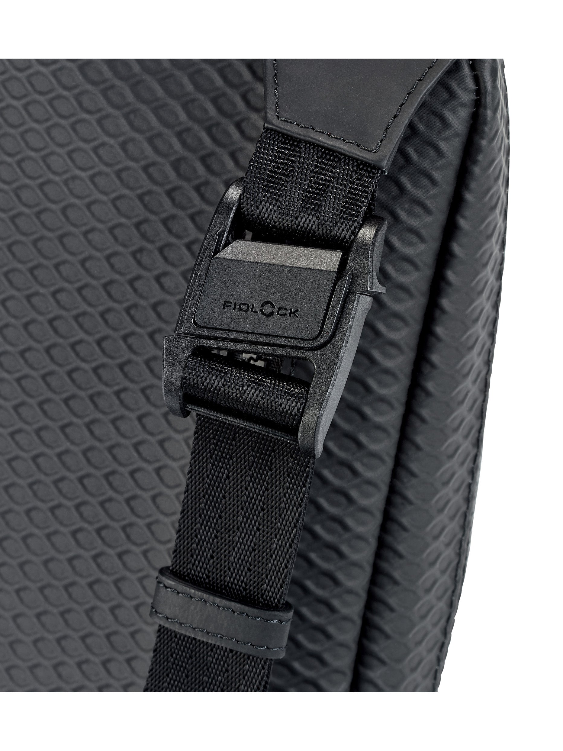porsche-design-studio-sac-banane-total-black-nid-d-abeille image 7