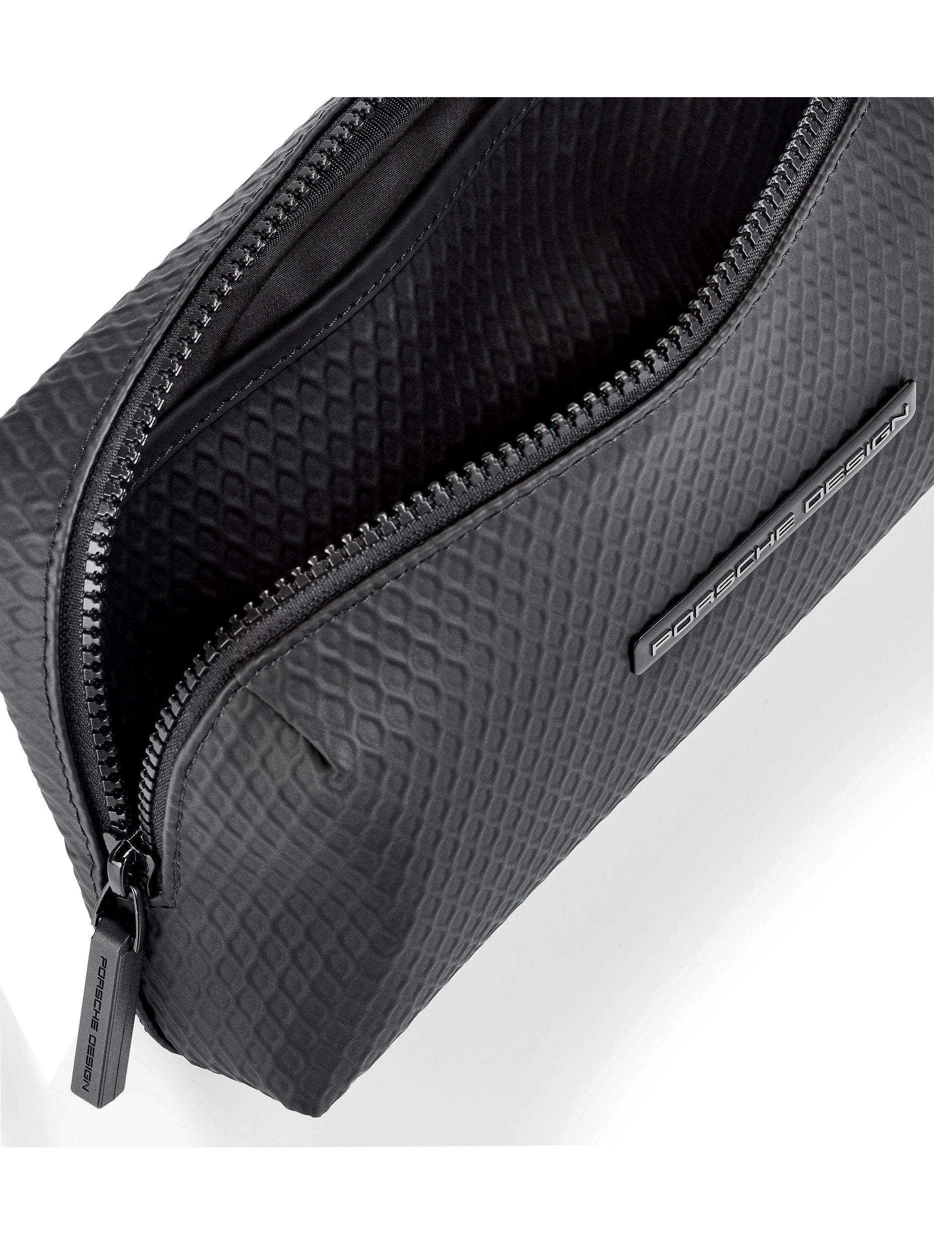 porsche-design-studio-sac-banane-total-black-nid-d-abeille image 4