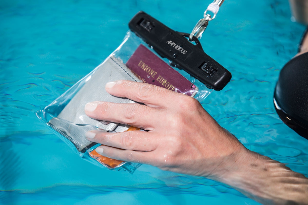 amphibious-protect-3-pochette-tanche-tactile-transparente-smartphone-et-valeurs image 2
